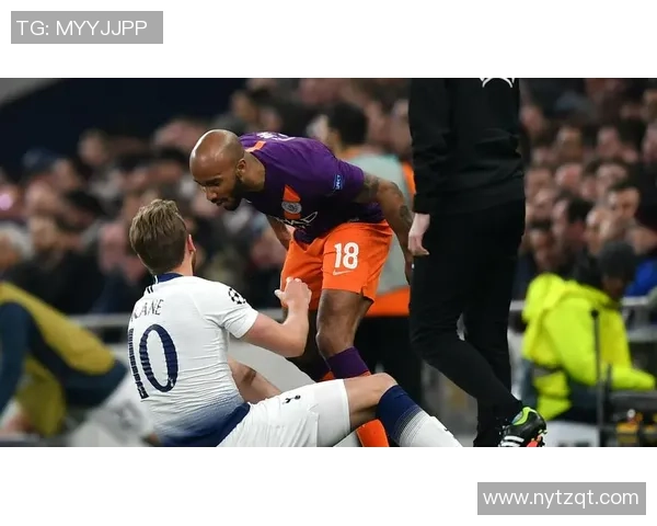 足球明星遭遇意外撞击却依然微笑展现乐观态度引发热议 足球明星遭遇意外撞击却依然微笑展现乐观态度引发热议